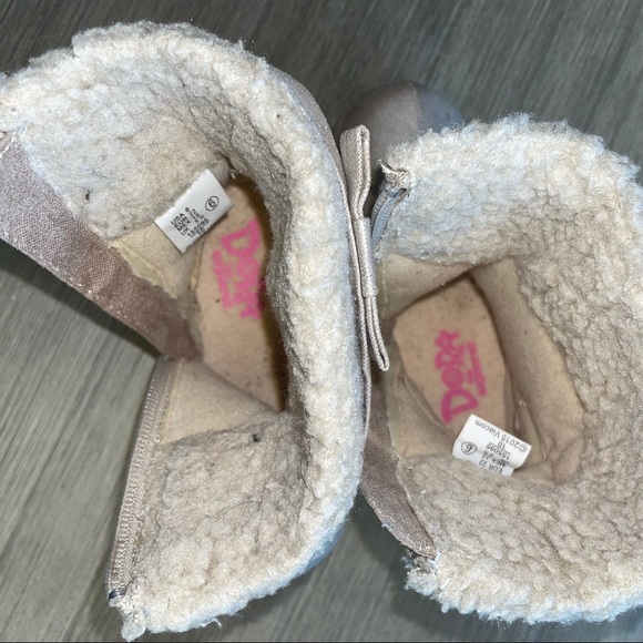 Dora the Explorer Shiny Cream Colored Fur Boots - Picture 10 of 12